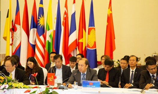Thứ trưởng Bộ Ngoại giao Nguyễn Quốc Dũng - Trưởng SOM ASEAN-Việt Nam dẫn đầu đoàn Việt Nam tham dự  Hội nghị Quan chức cao cấp ASEAN-Trung Quốc về Thực hiện Tuyên bố về ứng xử của các bên ở Biển Đông (DOC) lần thứ 18. Ảnh: BNG.