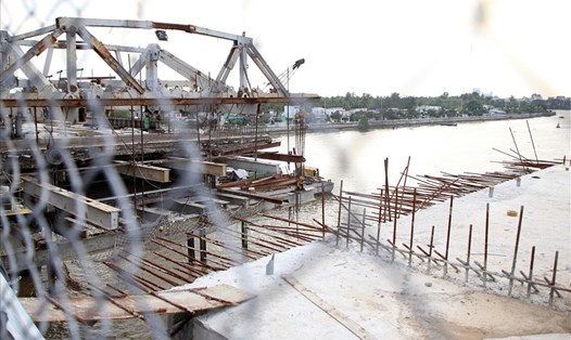 Cầu Quang Trung (đơn nguyên 2) đang thi công dang dở.
