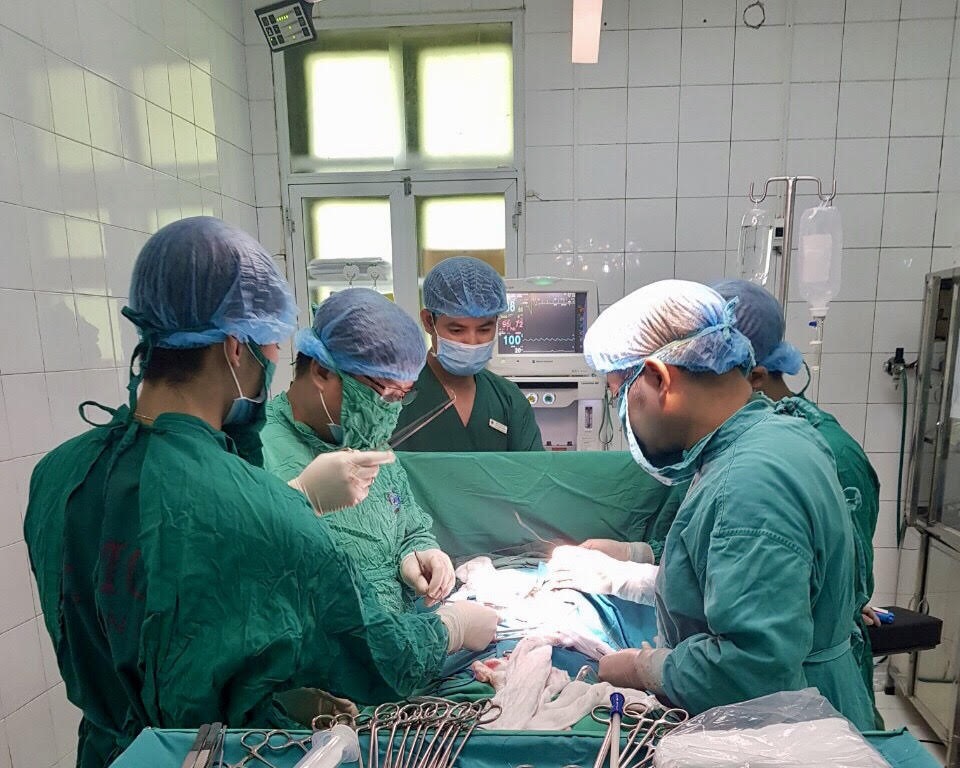 Các bác sĩ Bệnh viện K phẫu thuật cho bệnh nhân 91 tuổi. Ảnh do BV cung cấp.