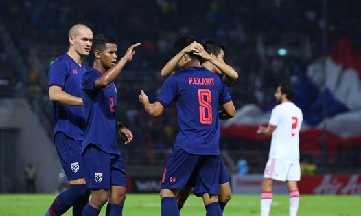 Đội tuyển Thái Lan đánh bại UAE với tỉ số 2-1, qua đó tạm thời vươn lên dẫn đầu bảng G. Ảnh: FAT