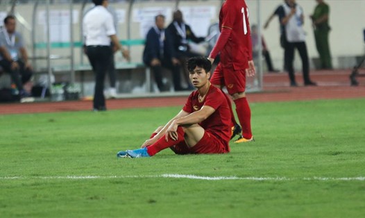 Công Phượng gặp vấn đề ở đầu gối nên huấn luyện viên Park Hang-seo không sử dụng anh trong trận đấu với Indonesia. Ảnh: Hoài Thu