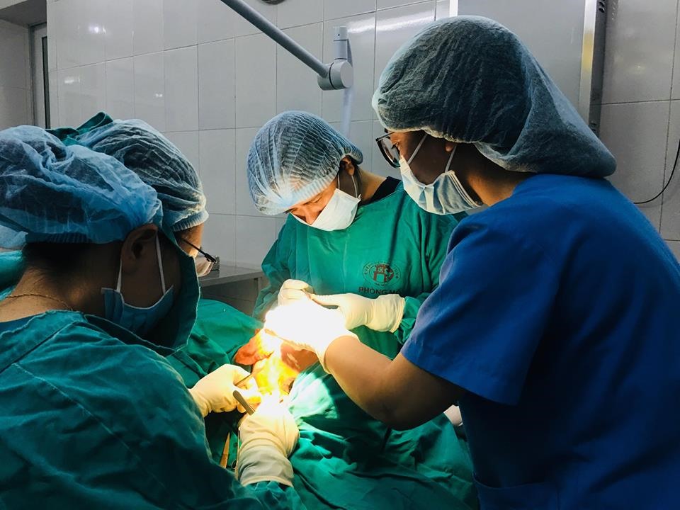 Phẫu thuật cấp cứu cho bệnh nhân. Ảnh VD