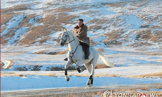 Ông Kim Jong-un phi ngựa trên núi thiêng phủ tuyết. Ảnh: KCNA/Yonhap.