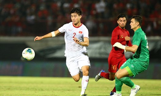Hàng phòng ngự tuyển Việt Nam đã có một thoáng mất tập trung khiến thủ thành Văn Lâm phải nhận bàn thua đầu tiên ở vòng loại World Cup 2022. Ảnh: Minh Tùng
