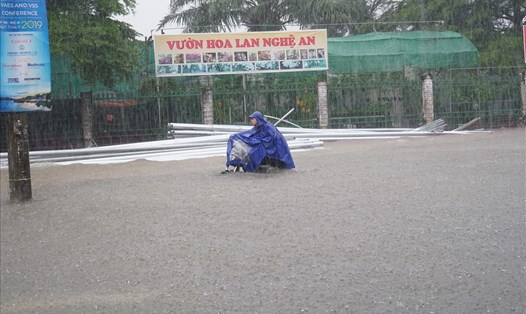 Mưa dữ dội làm giao thông thành phố Vinh (Nghệ An) tê liệt vào sáng 16.10. Ảnh: QĐ