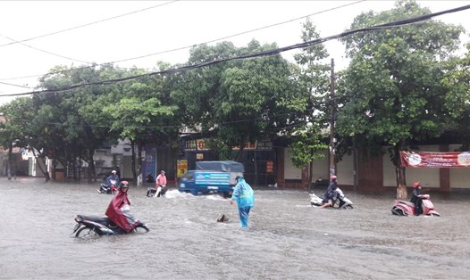 Mưa lớn gây ngập lụt nhiều nơi tại thành phố Vinh. Ảnh: Hồ Thỏa