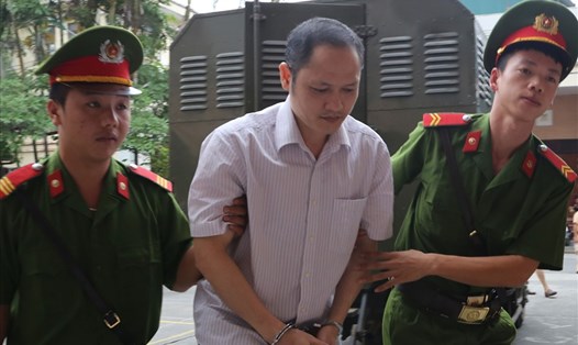 Cảnh sát dẫn giải ông Vũ Trọng Lương vào phòng xử.