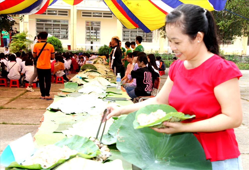 Phiên chợ không sử dụng túi nylon, bao bì nhựa. Ảnh: K.Q