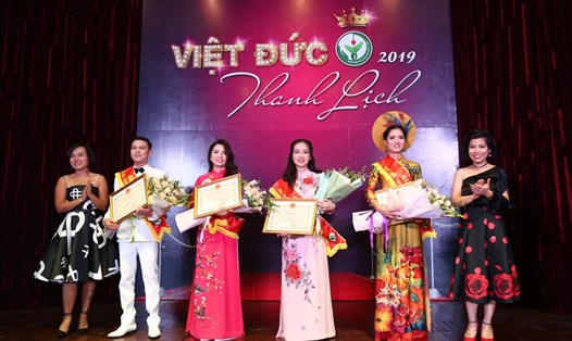 Các thí sinh là nhân viên y tế trong cuộc thi "Việt Đức thanh lịch".