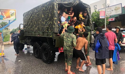 Xe quân sự được huy động để đưa các học sinh Tp Vinh về nhà. Ảnh: TH