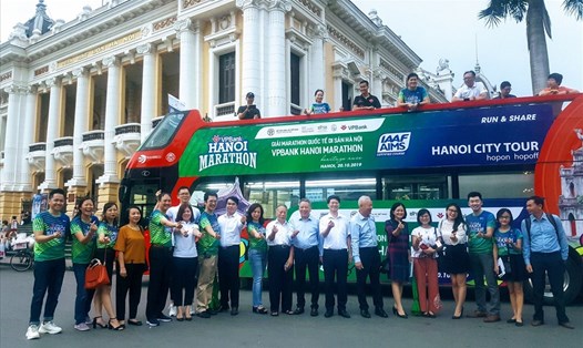 VPBank Hanoi Marathon tổ chức buổi họp báo trên chiếc xe buýt 2 tầng