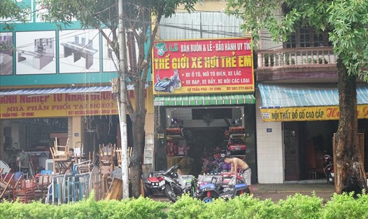 Tiểu thương dọc đường Trần Phú (TP Vinh - Nghệ An) sắp xếp, dọn dẹp hàng hóa sau trận ngập lịch sử. Ảnh: QĐ