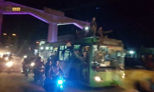 Quân đội Syria tiến vào Kobani tối 16.10. Ảnh: SF.