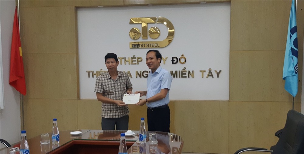 Chủ tịch Công đoàn Công thương Việt Nam Trần Quang Huy (bên phải ảnh) trao quà cho đại diện CĐ Cty Thép Tây Đô. Ảnh: Thành Thái