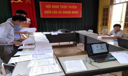 Cán bộ BHXH tỉnh Hà Giang đang rà soát hồ sơ BHYT. Ảnh: H.G