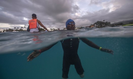 Roderick Sewell, người cụt hai chân, bơi 3,8km ở Ironman Kona. Ảnh: TSDUT