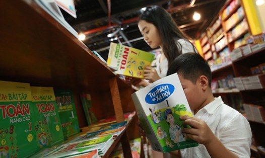 Một hiệu bán sách giáo khoa tại Hà Nội. Ảnh: HẢI NGUYỄN