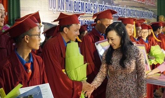 Bộ trưởng Nguyễn Thị Kim Tiến tặng hoa cho 27 bác sĩ trẻ dịp này. Ảnh: PĐ.
