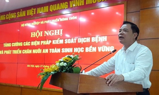 Bộ trưởng Nguyễn Xuân Cường khuyến khích các doanh nghiệp chăn nuôi an toàn sinh học. Ảnh: Nguyên Huân