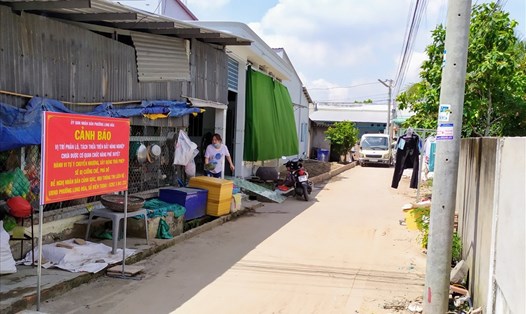 Một biển cảnh báo đường lắp đặt tại lối vào một khu dân cư tự phát trên địa bàn phường Long Hòa, quận Bình Thủy. Ảnh: TR.L