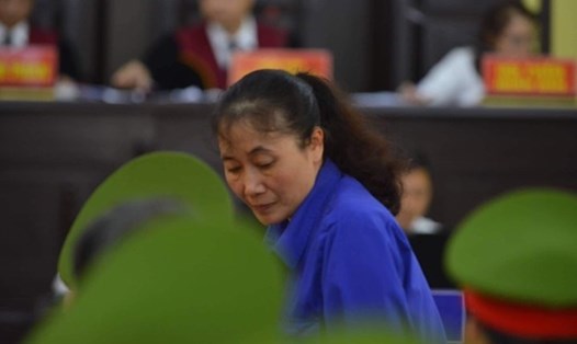 Bị cáo Nguyễn Thị Hồng Nga cho rằng nhận danh sách thí sinh để sửa điểm thi vì "sợ sếp" nhưng cũng nhận hơn 1 tỉ đồng "cảm ơn" (ảnh: C.N/LĐO).