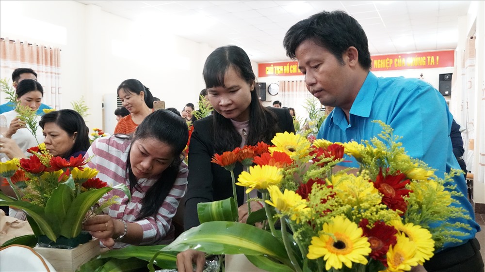 Nam đồng nghiệp hỗ trợ phần thi cắm hoa. Ảnh: Trường Khoa