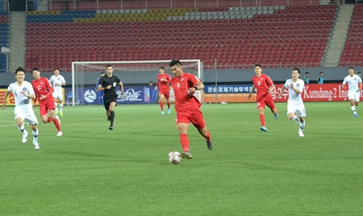 Trận đấu giữa Triều Tiên và Hàn Quốc diễn ra mà không có bất kì cổ động viên nào tới sân theo dõi. Ảnh: FIFA