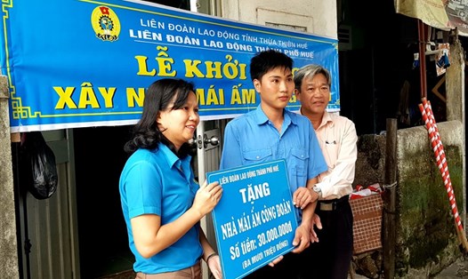 Đại diện LĐLĐ TP Huế và LĐLĐ Thừa Thiên - Huế trao "Mái ấm Công đoàn" cho đoàn viên Nguyễn Ngọc Trung. Ảnh: PĐ.