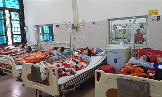 Công nhân nhập viện điều trị tại Bệnh viện đa khoa tỉnh Nam Định. Ảnh: NT