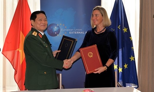 Bộ trưởng Ngô Xuân Lịch và bà Federica Moreghini ký Hiệp định ngày 17.10.2019. Ảnh: Thu Trang