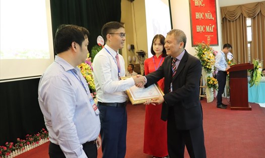 Giáo sư Lê Ngọc Thành trao tặng bằng khen cho các tập thể, cá nhân. Ảnh: T.X