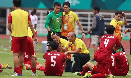 HLV Park Hang-seo cùng các cầu thủ U23 Việt Nam trong cuộc đối đầu UAE tại ASIAD 18. Ảnh: Đ.Đ