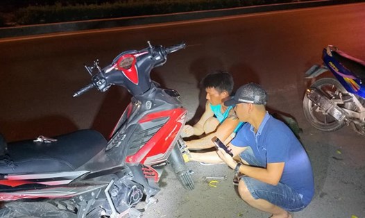 Đội cứu trợ SOS Kiến An hỗ trợ người dân bị hỏng xe ban đêm trên đường Lê Duẩn, quận Kiến An, Hải Phòng. Ảnh: MD