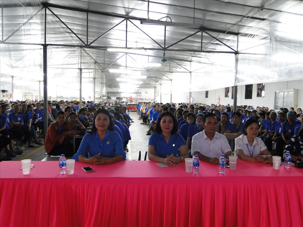 Các đại biểu lãnh đạo LĐLĐ tỉnh, huyện, công ty tham dự truyền thông cùng CNLĐ. Ảnh: B.Mạnh