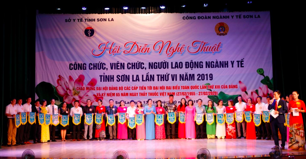 Ban tổ chức tặng cờ lưu niệm cho 29 đoàn nghệ thuật quần chúng đến từ 34 công đoàn cơ sở trong ngành Y tế Sơn La. Ảnh: L.Chuyển