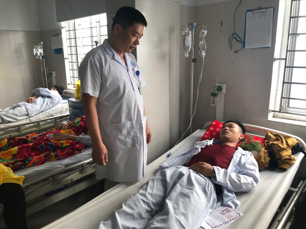 Bác sĩ Bệnh viện Đa khoa Sài Gòn - Nam Định đang thăm khám cho công nhân bị cấp cứu, nguyên nhân có thể là do ngộ độc khí lạ. Ảnh: Việt Lâm