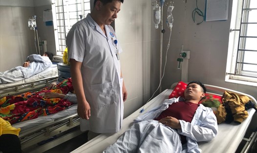 Bác sĩ Bệnh viện Đa khoa Sài Gòn - Nam Định đang thăm khám cho công nhân bị cấp cứu, nguyên nhân có thể là do ngộ độc khí lạ. Ảnh: Việt Lâm