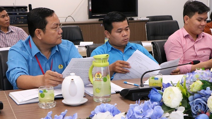 LĐLĐ tỉnh Bình Dương dùng bình và ly thủy tinh để uống nước trong các cuộc họp.