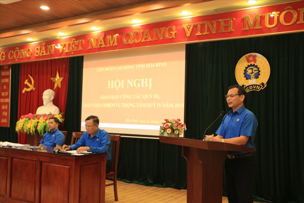 Đồng chí Nguyễn Mạnh Cương - Chủ tịch LĐLĐ tỉnh Hoà Bình phát biểu tại hội nghị. Ảnh: Phạm Cường