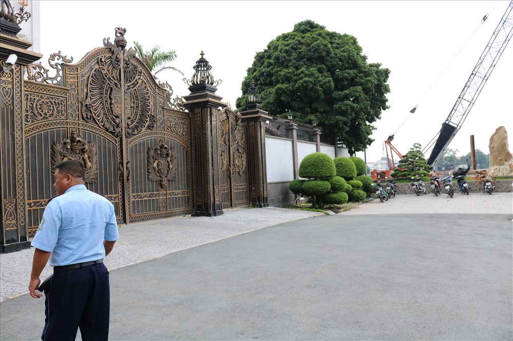 Đại gia tự cho mình quyền lấn chiếm bờ sông Sài Gòn làm của riêng.