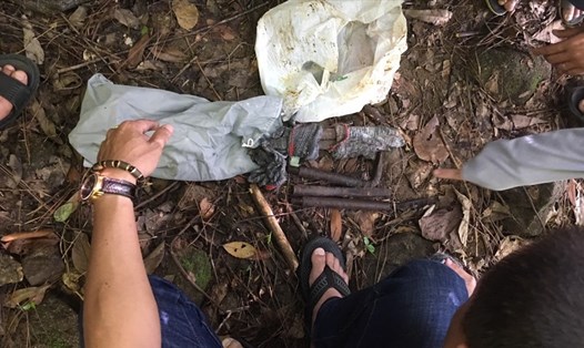 Dụng cụ mà các đối tượng gây án được cất giấu ở một hang đá trên đèo Hải Vân. ảnh: Công an cung cấp.