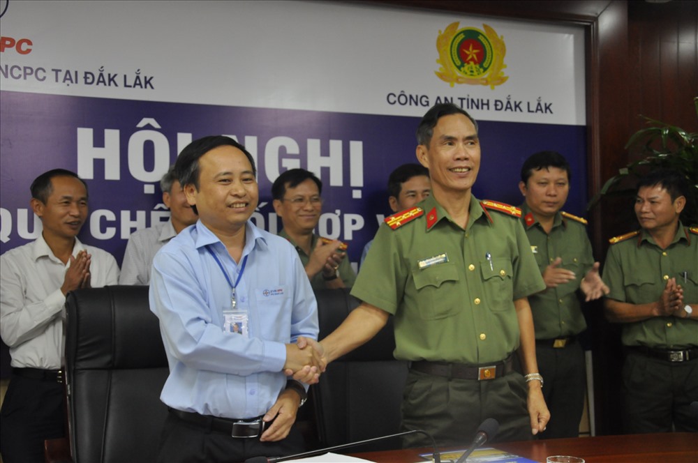Đại diện Công an tỉnh và Điện lực Đắk Lắk tại Hội nghị Sơ kết về quy chế phối hợp và ra mắt mô hình tự quản về an ninh trật tự.