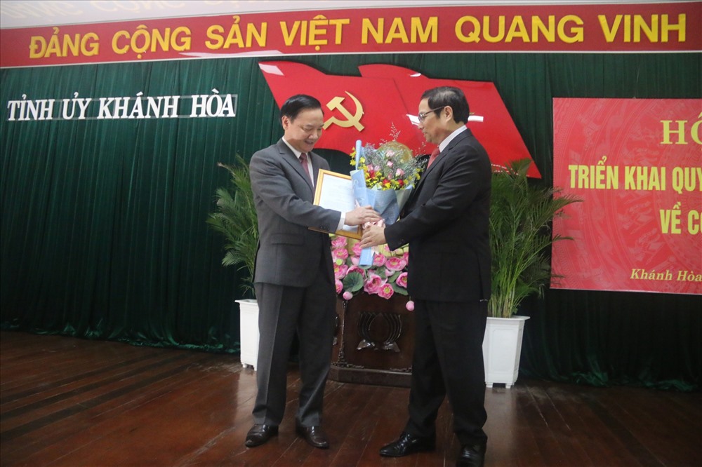 Ông Phạm Minh Chính, Trưởng ban Tổ chức Trung ương trao quyết định bí thư tỉnh ủy Khánh Hòa cho ông Nguyễn Khắc Định tại TP Nha Trang vào sáng 19.10.Ảnh:P.L