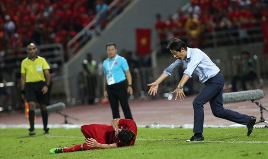 HLV Akira Nishino từng phản ứng gay gắt với Bùi Tiến Dũng ở trận hòa 0-0 giữa tuyển Thái Lan và Việt Nam. Ảnh: Siam Sport