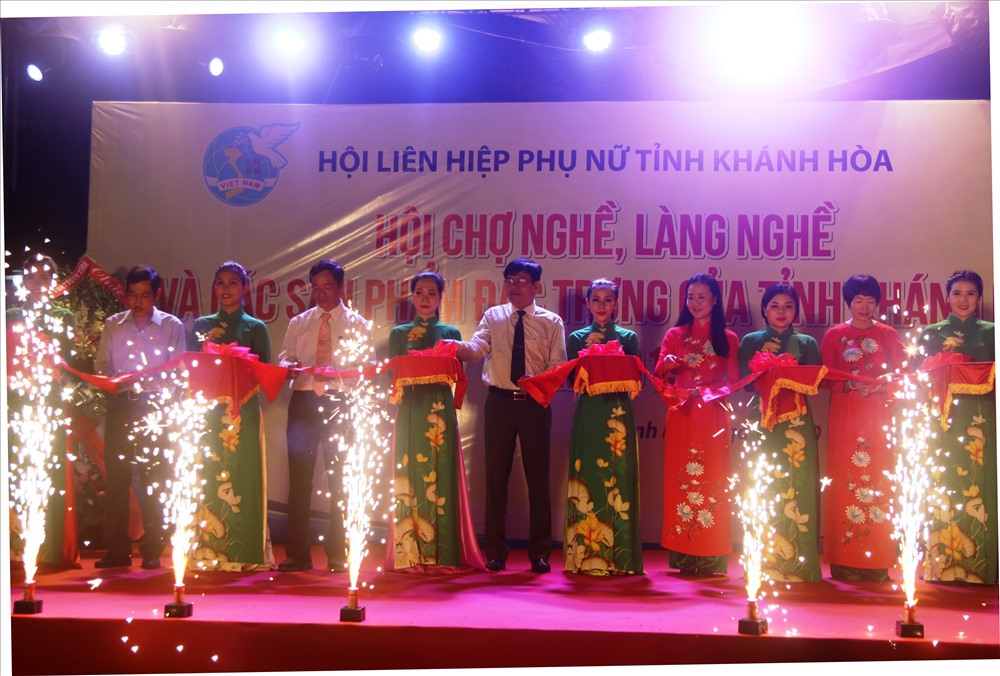 Cắt băng khai mạc hội chợ nghề, làng nghề và sản phẩm đặc trưng tỉnh Khánh Hòa. Ảnh: P.Linh