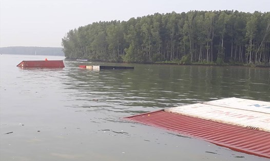Một số container của tàu bị rớt xuống sông Lòng Tàu