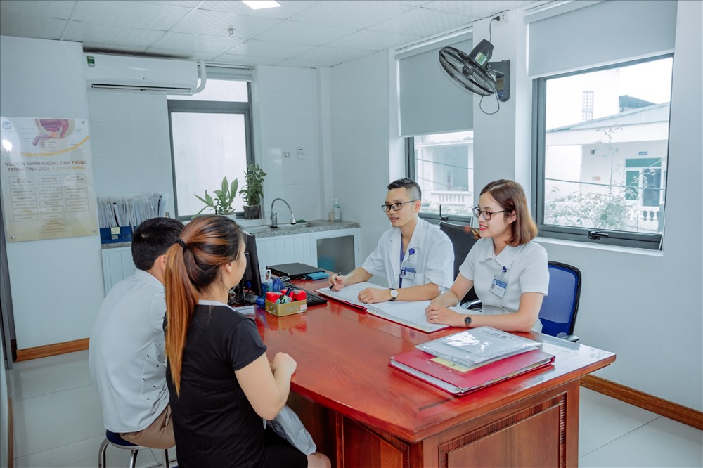 Bác sĩ Bệnh viện Việt Bỉ tư vấn cho một cặp vợ chồng hiếm muộn. Ảnh: Lam Quân