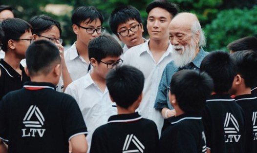 Ngày 9.10 tới đây là kỷ niệm 2 năm ngày mất của thầy Văn Như Cương - "vị tiên ông" của nhiều thế hệ học sinh.