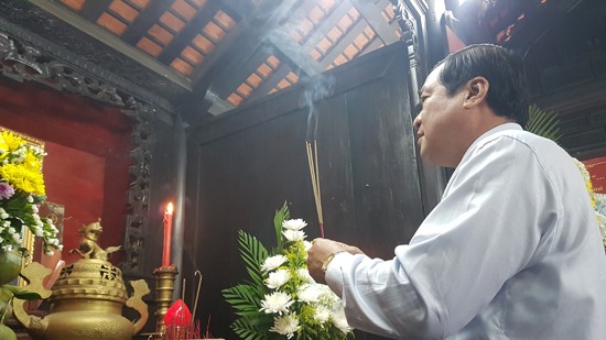 Bí thư Tỉnh ủy Phan Việt Cường dâng hương cụ Huỳnh. Ảnh: D.L, báo Quảng Nam.