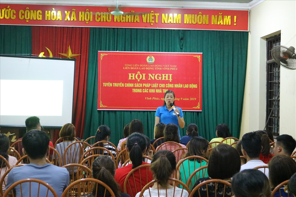 Đồng chí Nguyễn Thị Thúy Hà -  Phó Chủ tịch Liên đoàn Lao động tỉnh Vĩnh Phúc tuyên truyền chính sách pháp luật cho công nhân lao động khu nhà trọ.